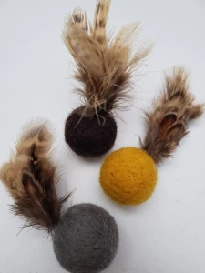 THE MISS CAT Piłeczka Wełniana WOOL WOOL z Piórkami  - Różowa