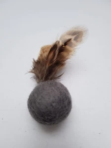 THE MISS CAT Piłeczka Wełniana WOOL WOOL z Piórkami  - Szara