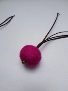 THE MISS CAT Piłeczka Wełniana WOOL WOOL z Rzemykiem - Różowa