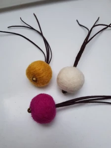 THE MISS CAT Piłeczka Wełniana WOOL WOOL z Rzemykiem - Fioletowa